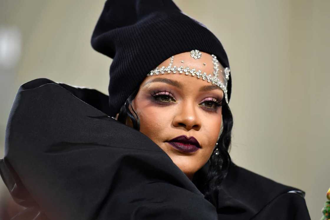 Rihanna's fans are unimpressed with her singing Rihanna's fans are unimpressed with her singing