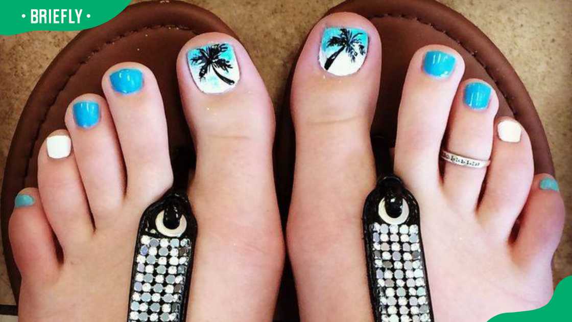 Palm tree toenail design