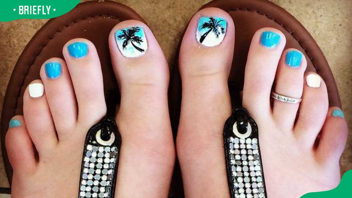 Palm tree toenail design Palm tree toenail design