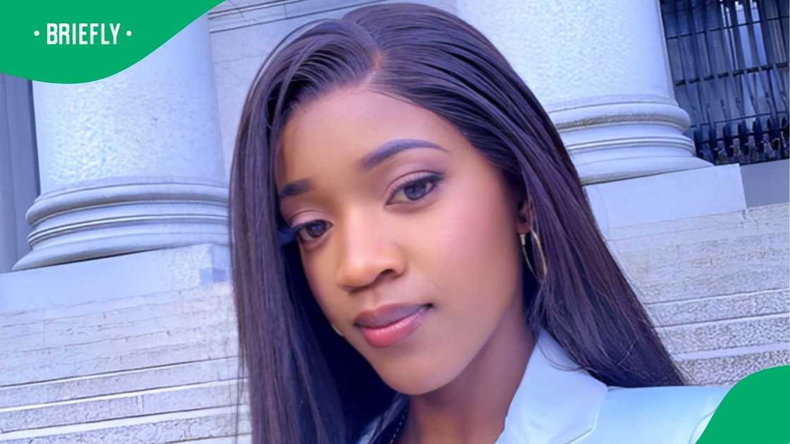 Everyone in the room was singing "Hallelujah" loudly, with their hands held high Everyone in the room was singing "Hallelujah" loudly, with their hands held high