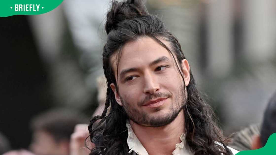 What is the gender of Ezra Miller?