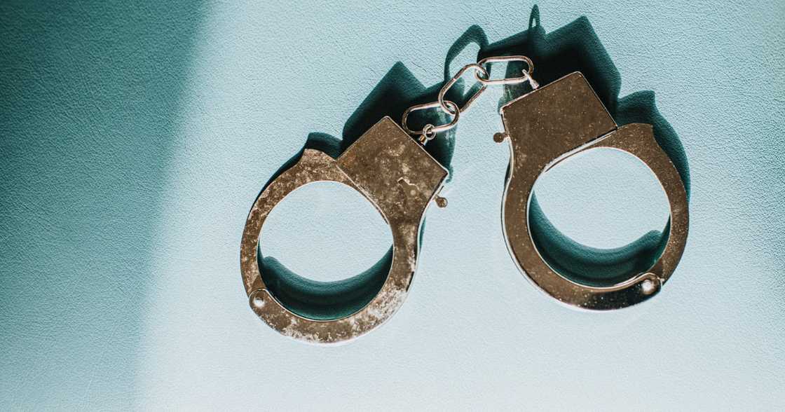 Sir Lowry’s Pass, Robbery, guns, police station Sir Lowry’s Pass, Robbery, guns, police station