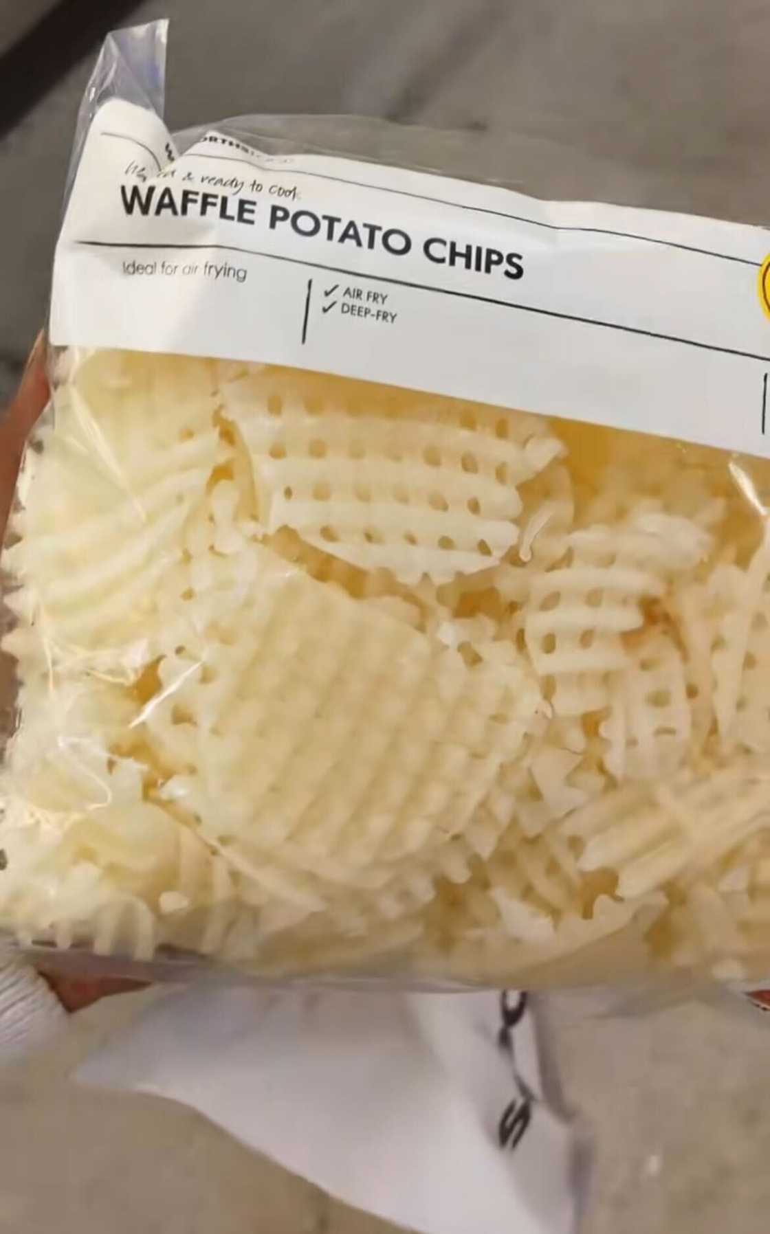 A lady showed off Woolworths waffle potato chips that left SA buzzing. A lady showed off Woolworths waffle potato chips that left SA buzzing.