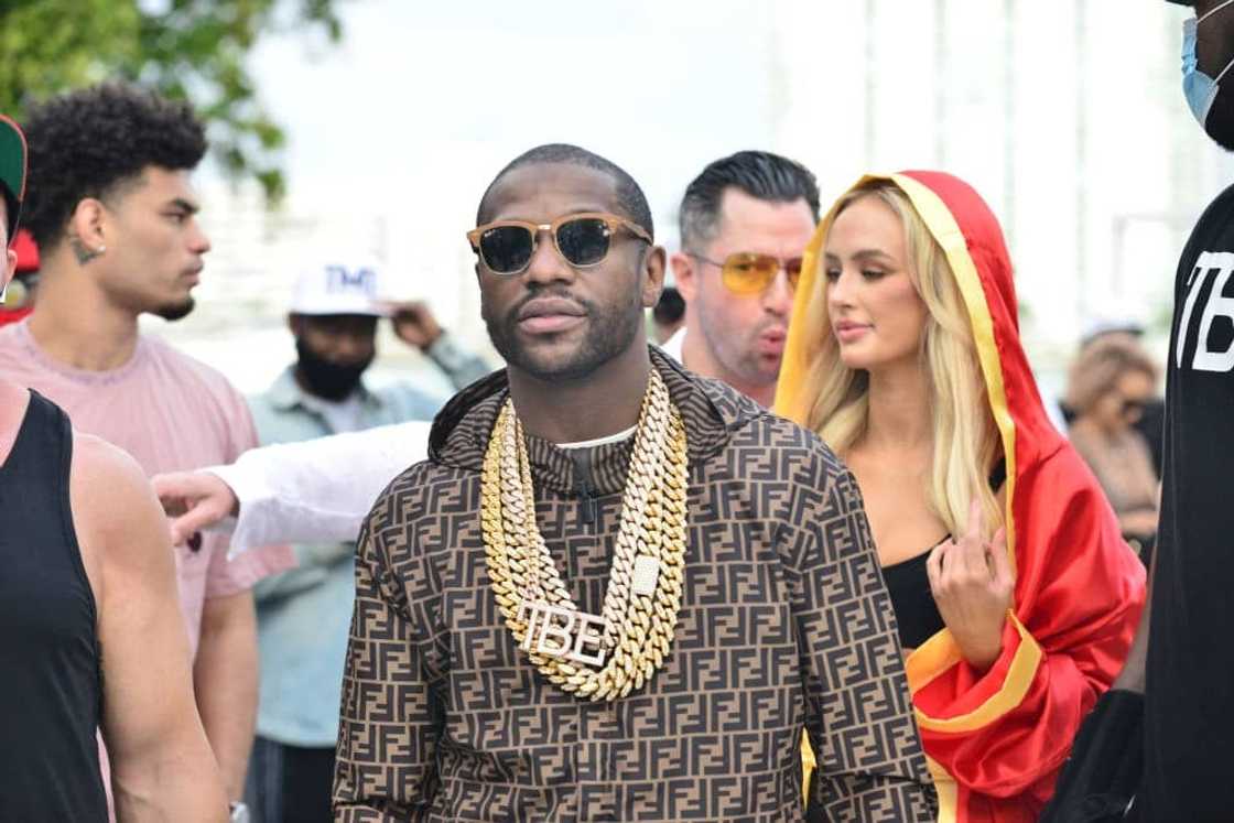 I own 9 skyscrapers in New York City - Mayweather says, dismisses claims he's only about flashing life I own 9 skyscrapers in New York City - Mayweather says, dismisses claims he's only about flashing life