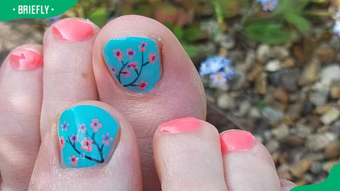 Floral nail design Floral nail design