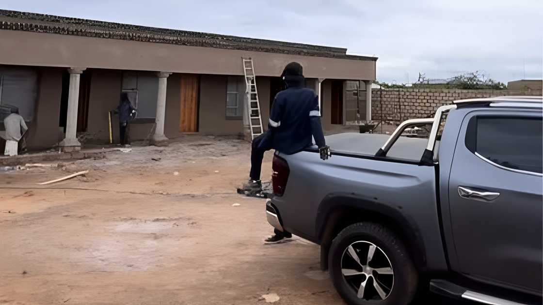 Teenager oversees building of his rental rooms