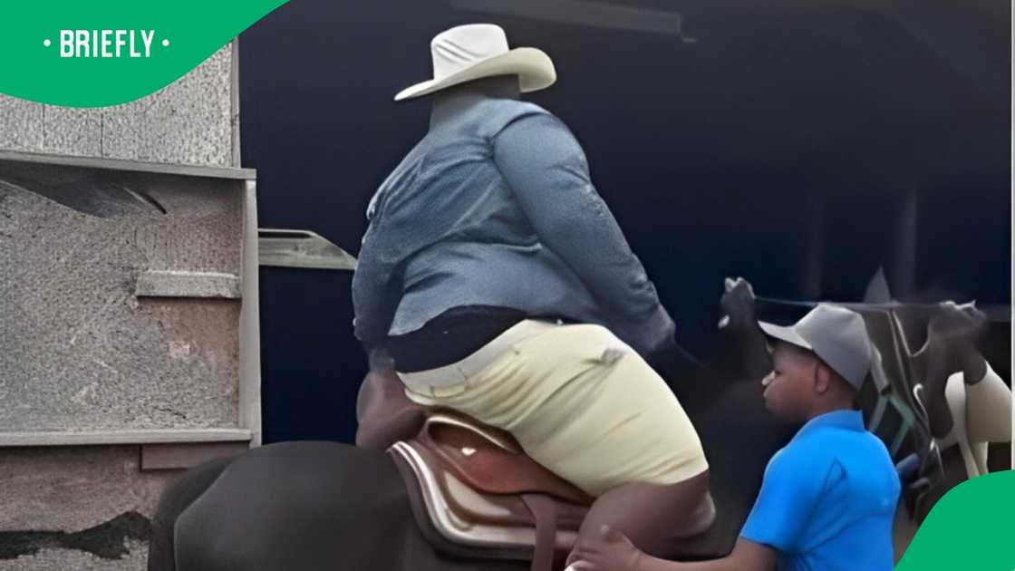 Man tries to ride horse in video Man tries to ride horse in video