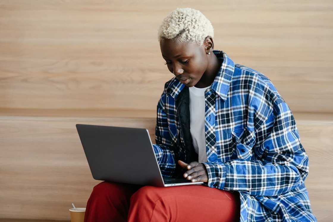 A woman using a laptop to learn how to sell on Takealot