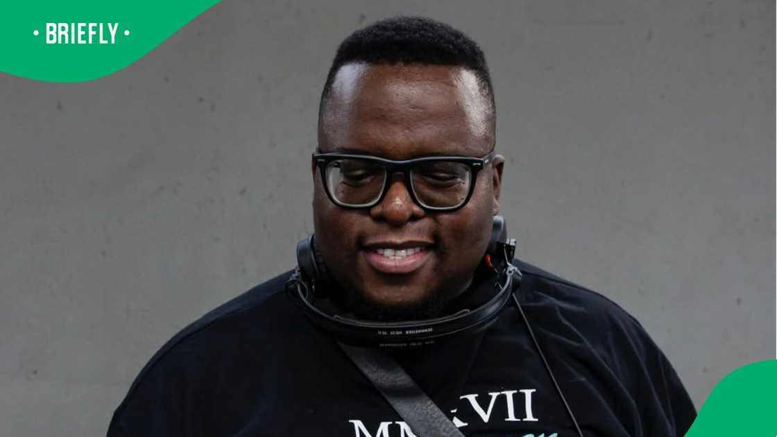 Sol Phenduka gives Tebogo Mashego his flowers