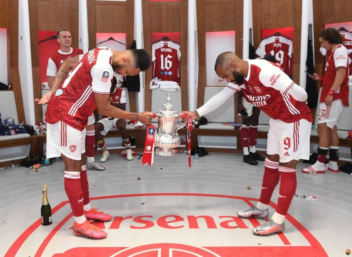 Lovely moment couple dedicated their wedding to Arsenal stars Aubameyang and Lacazatte, remake their famous Lovely moment couple dedicated their wedding to Arsenal stars Aubameyang and Lacazatte, remake their famous