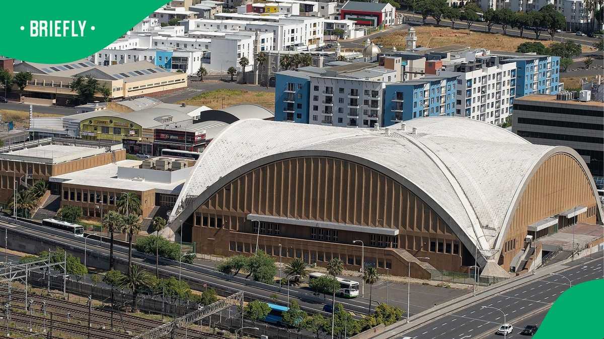 "Auction the burnt Parliament”: Mzansi reacts as Cape Town puts Good Hope Centre under the hammer