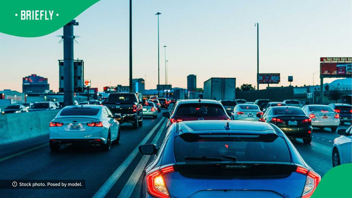 “Life will humble you”: SA stunned by man in Cape Town pushing his Ferrari in the middle of traffic