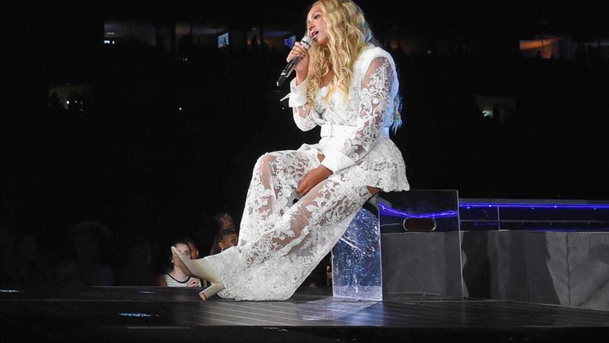 How tall is Beyoncé Knowles? Height, weight, body measurements ...