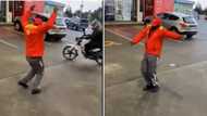 Shell petrol attendant gives us good vibes, his dancing is making Mzansi feel the love: Jiving on the job