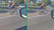 Cape Town cyclist balances on bicycle in traffic without dismounting, TikTok video impresses Mzansi viewers