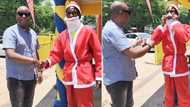Man amused by skinny Santa Claus has SA howling with hilarious reaction: "I need his weight loss plan"