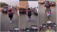 Video captures man using okada like power bike, he rides it on busy road with 1 tyre, people react