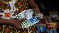 Nigeria unifies currency exchange rates, floats naira