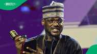 Peeps react to video of 2Baba receiving a warm klap from new wife: "Karma is that you?"