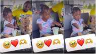 Kid with no hands refuses help from dad, puts straw in drink, carries cup by herself in video