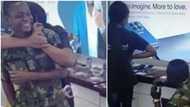 Sweet moment soldier proposes marriage to girlfriend at work, melts hearts online