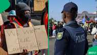 Rosettenville residents take to the streets, SA angry as comunity accuse cops of helping foreigners