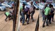 Mzansi comes with jokes in a viral video of a man allegedly getting mugged: “These people know each other”