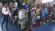 Mzansi pastor plays amapiano during church service, congregation's reaction has SA getting their cooler boxes