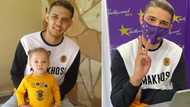 “Nice Khosi”: Mzansi reacts to adorable photo of little girl and dad wearing Kaizer Chiefs outfits