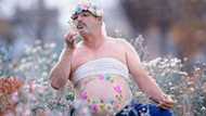Hubby goes all-in on maternity photoshoot after wife refuses
