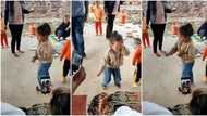Amazing talent: Shy girl in blue jeans performs stunning dance, gathers crowd & entertains them in sweet video
