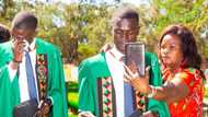 Young man celebrates graduation at father's grave: "Thank you papa"