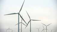 UK lagging in switch to green energy, study warns