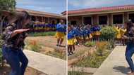 Vibey teacher dancing with happy pupils in fun video has SA peeps digging the grooviness: "Loving it"