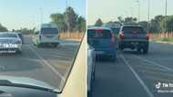 Johannesburg driver gives sports-like commentary as Ford Ranger driver copies taxi driver in traffic on Cedar Avenue