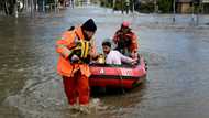 Floods swallow cars, swamp houses in 'major' Australian emergency