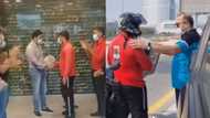 Restaurant delivery guy celebrated for helping stranded family on highway