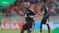 Oupa Manyisa surprises fans with festive season football photos