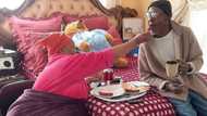 “Never ending love”: Elderly wife feeding hubby has Mzansi believing in true love again