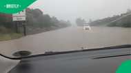 Flooded N2 in Eastern Cape leaves Mzansi stunned as drivers push through water