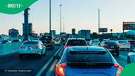 “Life will humble you”: SA stunned by man in Cape Town pushing his Ferrari in the middle of traffic