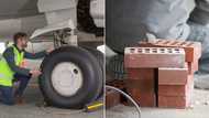 Man seen selling aeroplane tyres for R150 has the people of Mzansi searching for the aeroplane on bricks