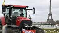 Tractors roll into Paris as farmers up pressure on Macron