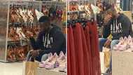 Photos of man waiting for bae to finish shopping has Mzansi in tears: "I go to the nearest bar and drink"