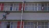 Halala: Heroic cop saves 2 young girls stuck on a 3rd-floor ledge