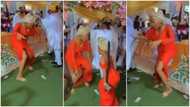 Lady steals show at wedding ceremony, scatters dance floor with fast legwork moves in viral video