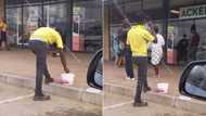 "Give yourself diabetes": Man digs into huge bucket of ice cream in a parking bay, Mzansi is living for it