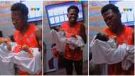 Grateful father picks up his newborn baby, dances passionately in room out of pure joy, sweet video goes viral