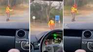 Dancing traffic cop in viral video has Mzansi laughing out loud, peeps impressed by man's slick moves