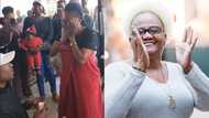Man pops the big question in KFC, leaves Saffas emotional as onlookers cheered for him in couple's viral video